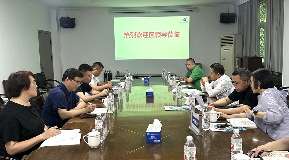 張秉忠陪同接待臨平區(qū)副區(qū)長(zhǎng)胡俊率到東華調(diào)研服務(wù)外貿(mào)出口情況